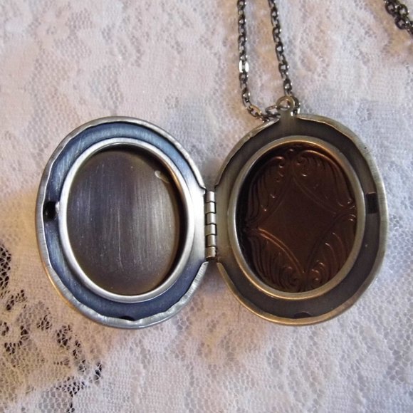 Elegant Silver and Black Owl Pendant Necklace - Picture 5 of 5